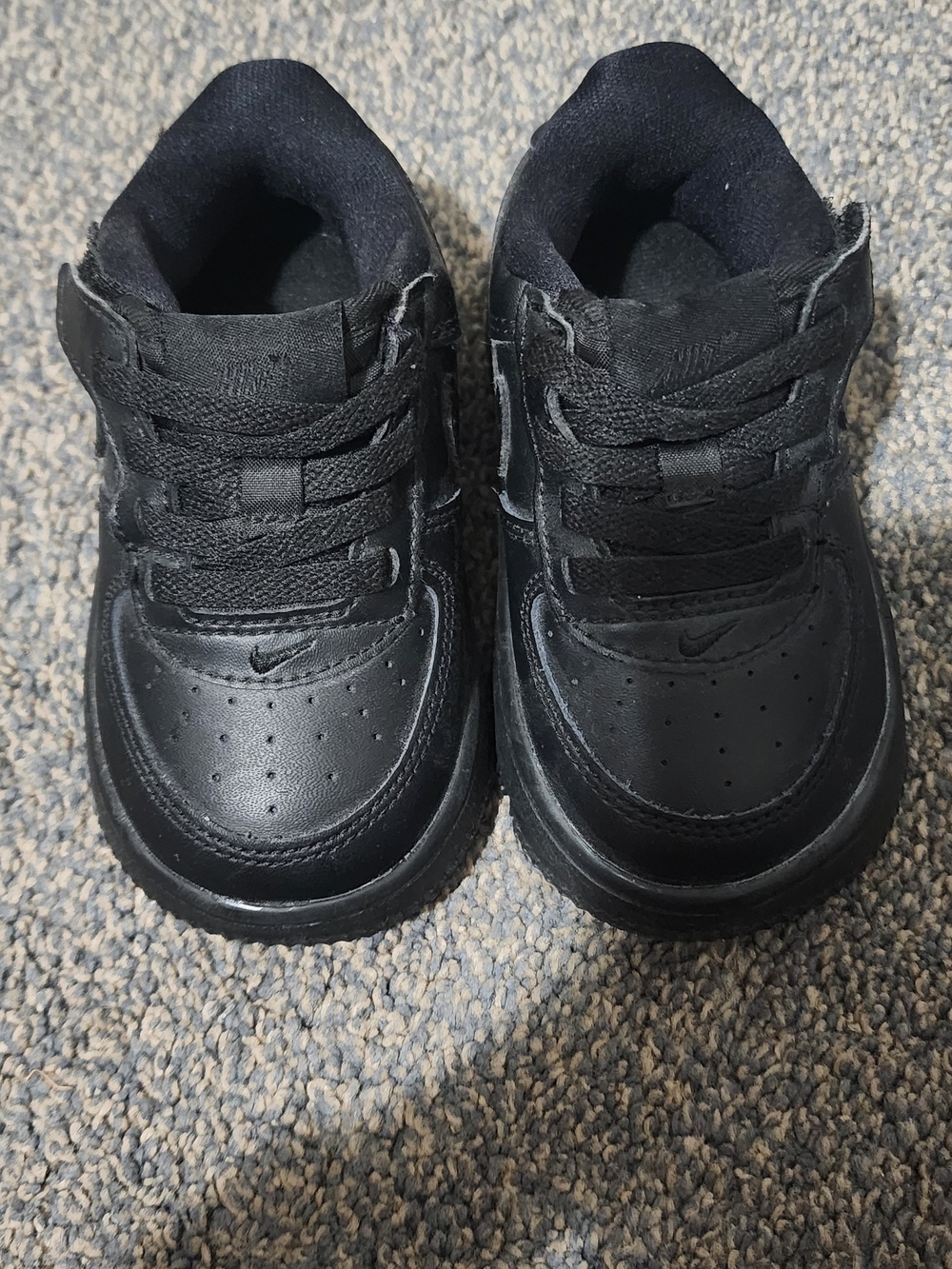 Nike Kids Black Low-Top Sneakers with Hook-and-Loop Strap
